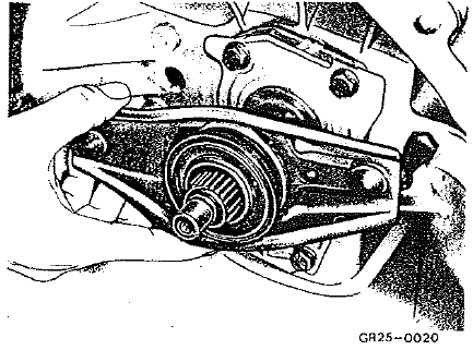 2 Glisser fa butée de débrayage sur le tube-guide de