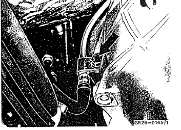 6 Débrancher la conduite de renillard sur la boîte de