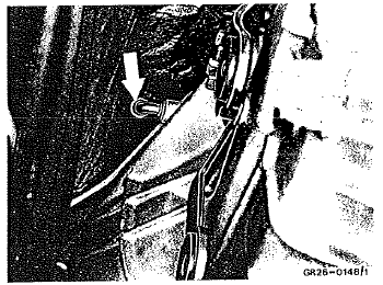 8 Déposer le cylindre récepteur d'embrayage.