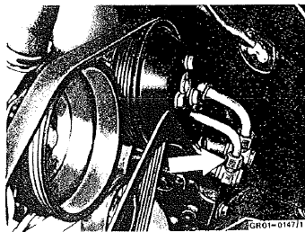 35 Débrancher la conduite hydraulique sur le boîtier de