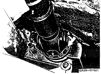 8 Débrancher la conduite de renifiard.