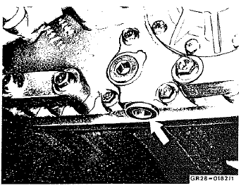 15 Etayer la boîte de transfert avec le cric.