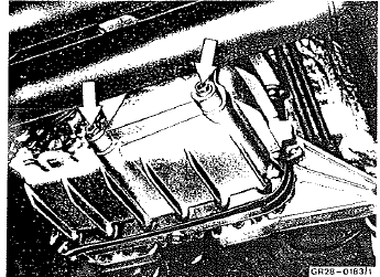 18 Contrôler l'usure des blocs caoutchouc de fixation, si