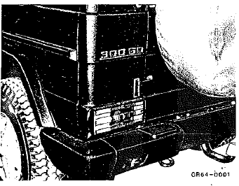 Plaque signalétique collée à gauche au-dessus du feu