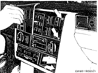 Pour déposer les commutateurs, démonter ie support